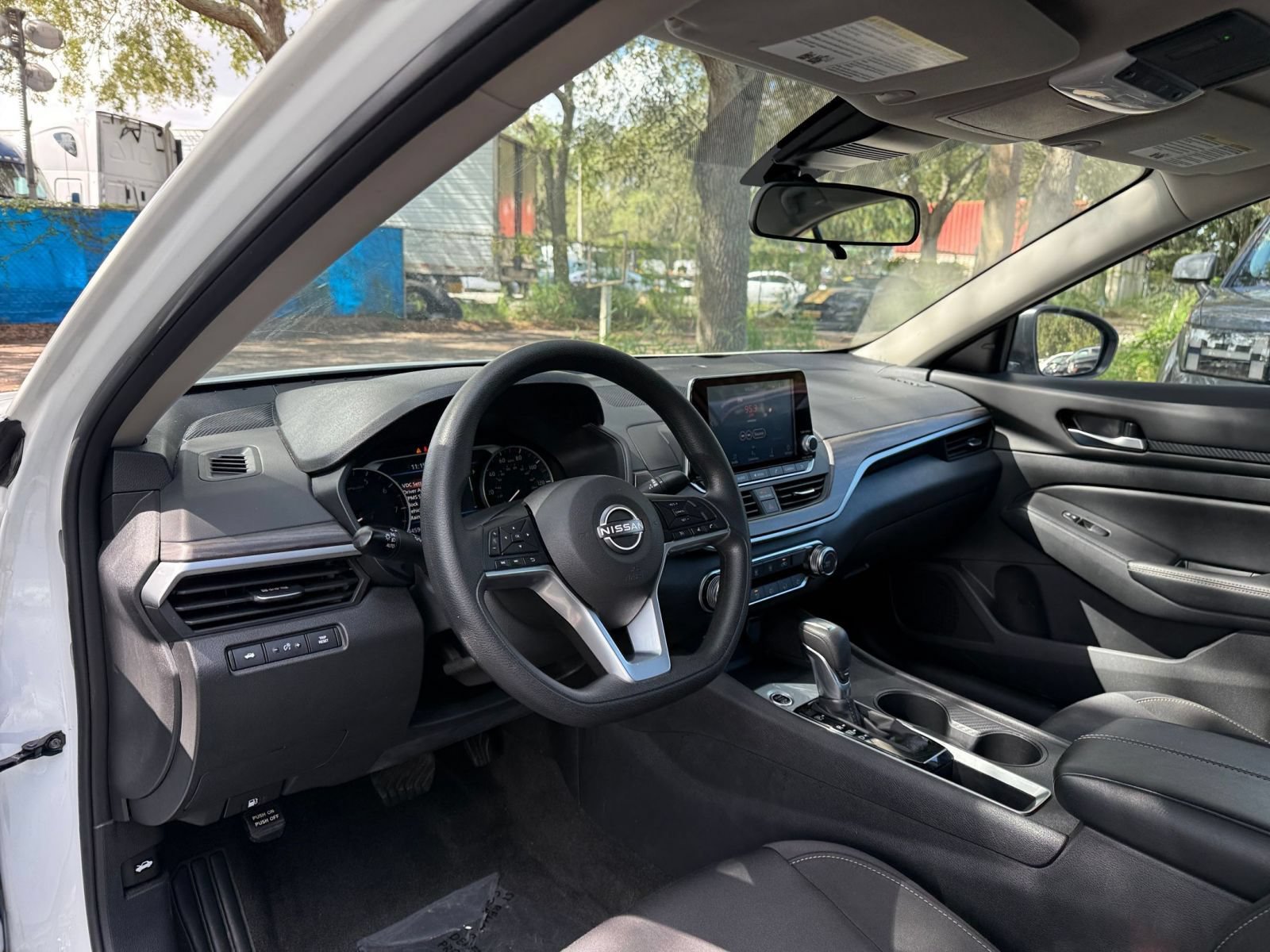 Used 2025 Nissan Altima 2.5 SV FWD image 30