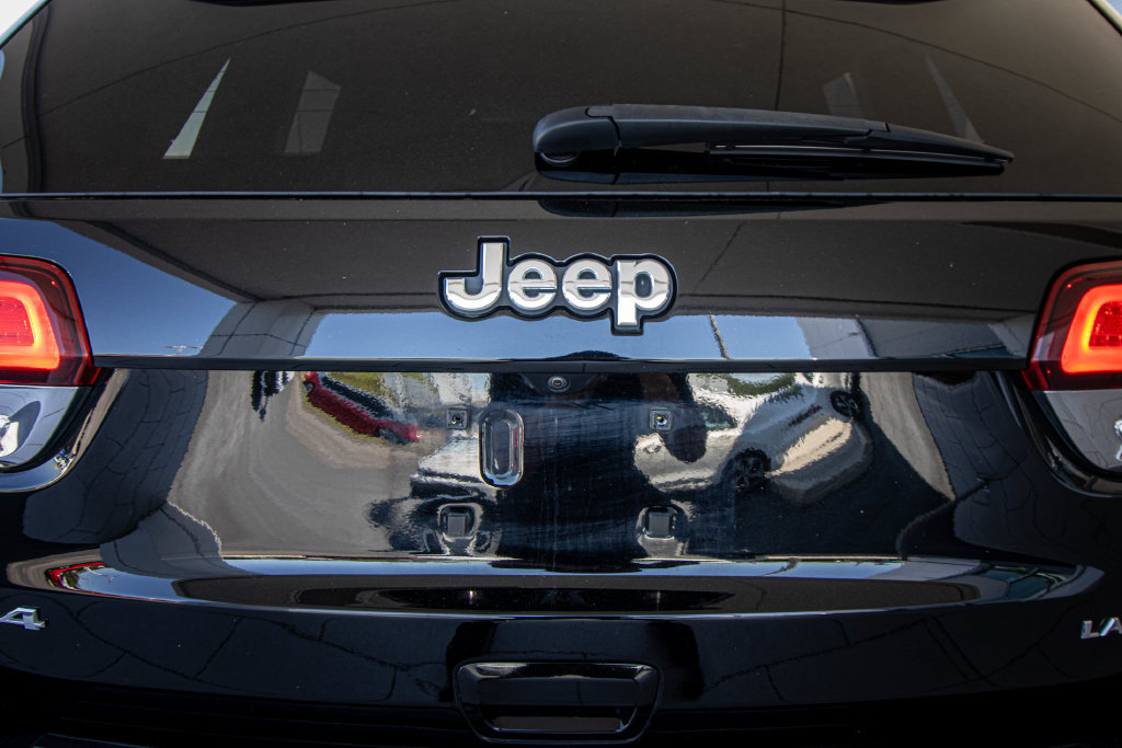 Used 2020 Jeep Grand Cherokee Laredo w/ Security & Convenience Group AWD/4WD image 15