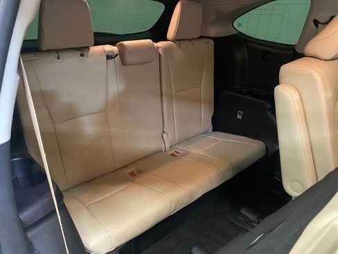 Used 2024 Toyota Highlander XLE FWD image 14