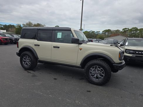 New 2025 Ford Bronco Badlands image 2