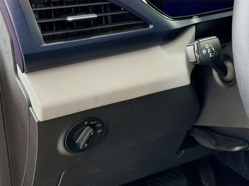 Certified 2022 Volkswagen Taos SE image 13