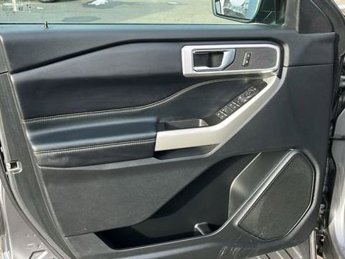 Used 2022 Ford Explorer XLT image 9