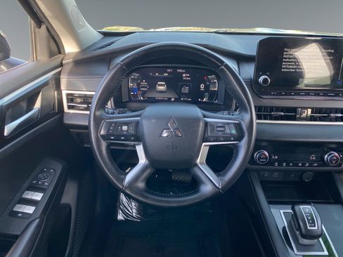 Used 2024 Mitsubishi Outlander SE image 12