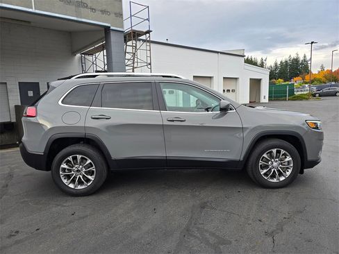 Used 2020 Jeep Cherokee Latitude Plus image 3