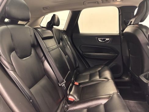 Used 2019 Volvo XC60 T5 Momentum w/ Premium Package image 24