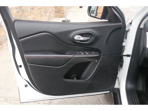 Used 2015 Jeep Cherokee Trailhawk w/ Comfort/Convenience Group image 9