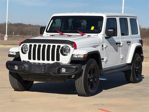 Used 2022 Jeep Wrangler Unlimited Sahara image 3