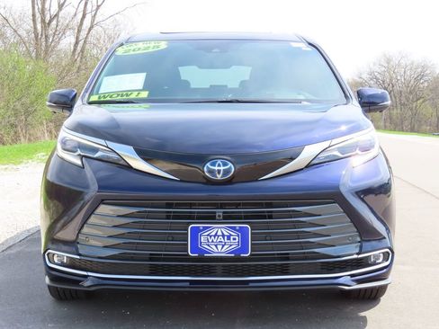 Used 2025 Toyota Sienna Platinum AWD/4WD image 18