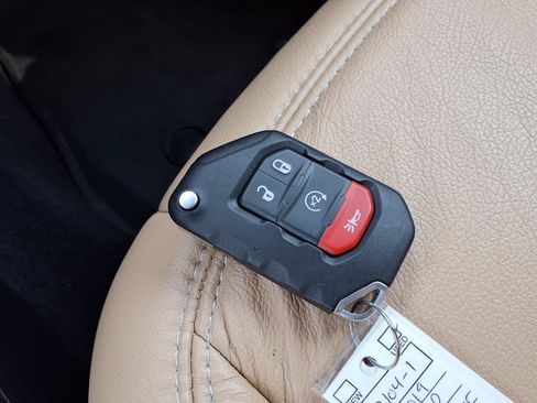 Used 2019 Jeep Wrangler Unlimited Sahara w/ Cold Weather Group AWD/4WD image 18