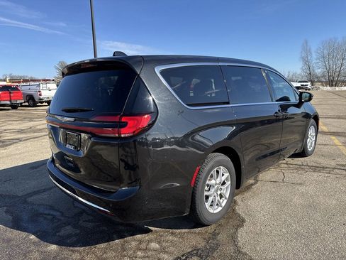 Used 2023 Chrysler Pacifica Touring-L image 5