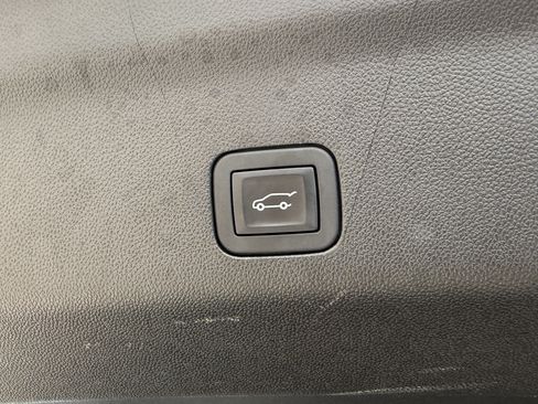 Used 2025 GMC Yukon XL Denali AWD/4WD image 12