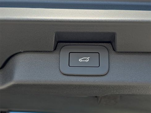 New 2025 Land Rover Discovery S image 14