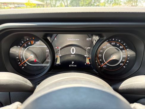 Used 2025 Jeep Gladiator Rubicon w/ Convenience Group AWD/4WD image 17