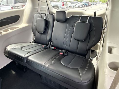Used 2023 Chrysler Pacifica Touring-L AWD/4WD image 18