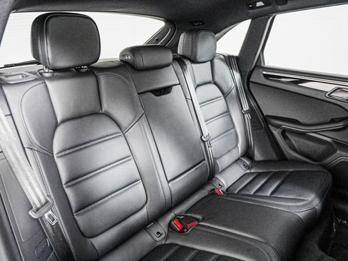 Certified 2026 Porsche Macan AWD/4WD image 6