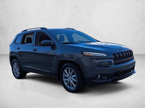 Used 2018 Jeep Cherokee Latitude image 3