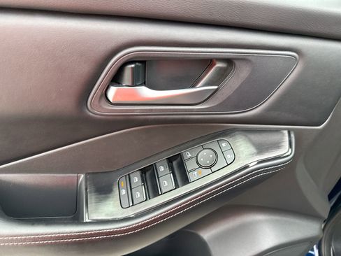 Used 2025 Nissan Rogue SV AWD/4WD image 15