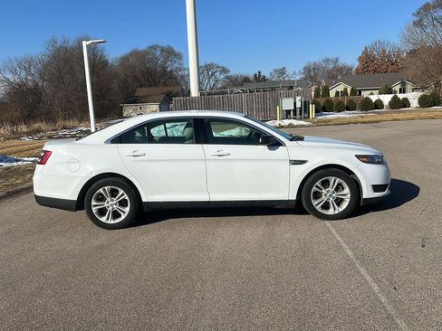 Used 2018 Ford Taurus SE image 2