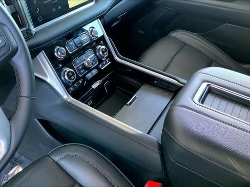 Used 2024 GMC Yukon XL Denali image 17