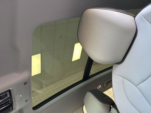 Certified 2026 Volkswagen Tiguan SE w/ Panoramic Sunroof Package FWD image 14