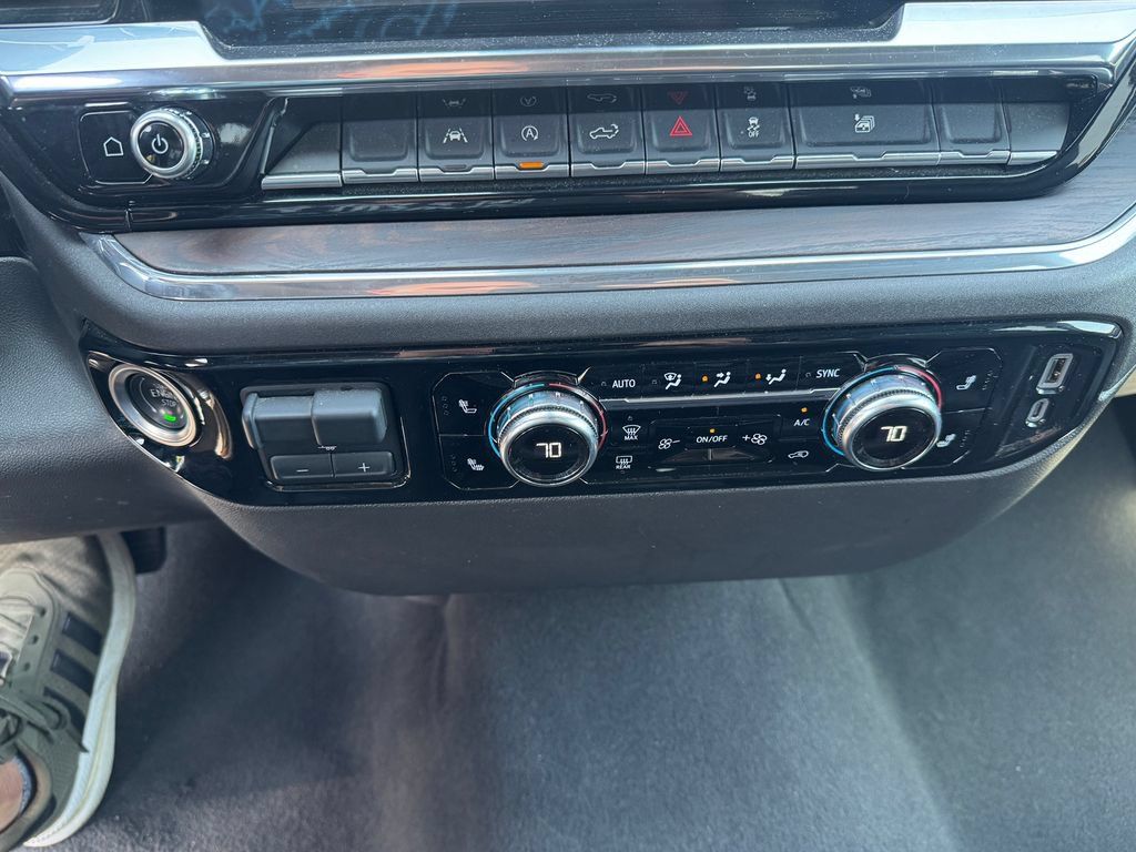 Used 2025 GMC Sierra 1500 SLT AWD/4WD image 18