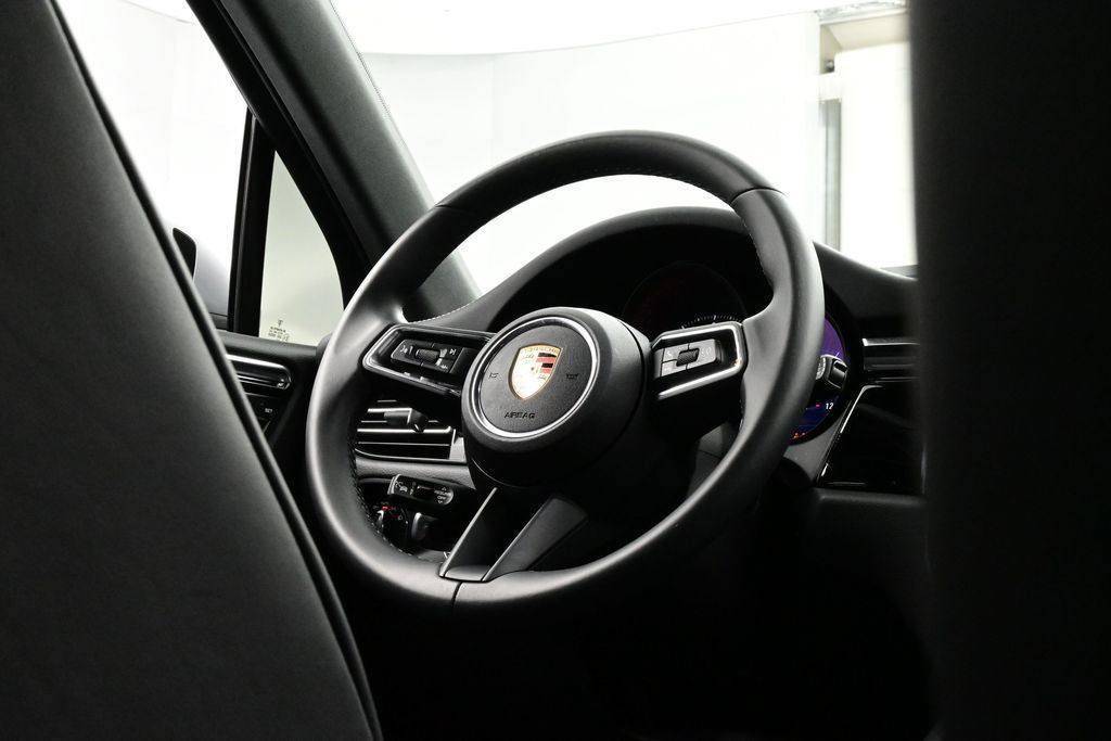 Certified 2025 Porsche Macan AWD/4WD image 21