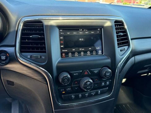 Used 2019 Jeep Grand Cherokee Laredo AWD/4WD image 19