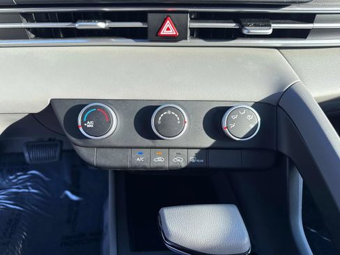 Used 2024 Hyundai Elantra SE image 25