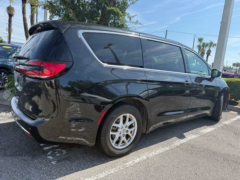 Used 2023 Chrysler Pacifica Touring-L FWD image 4