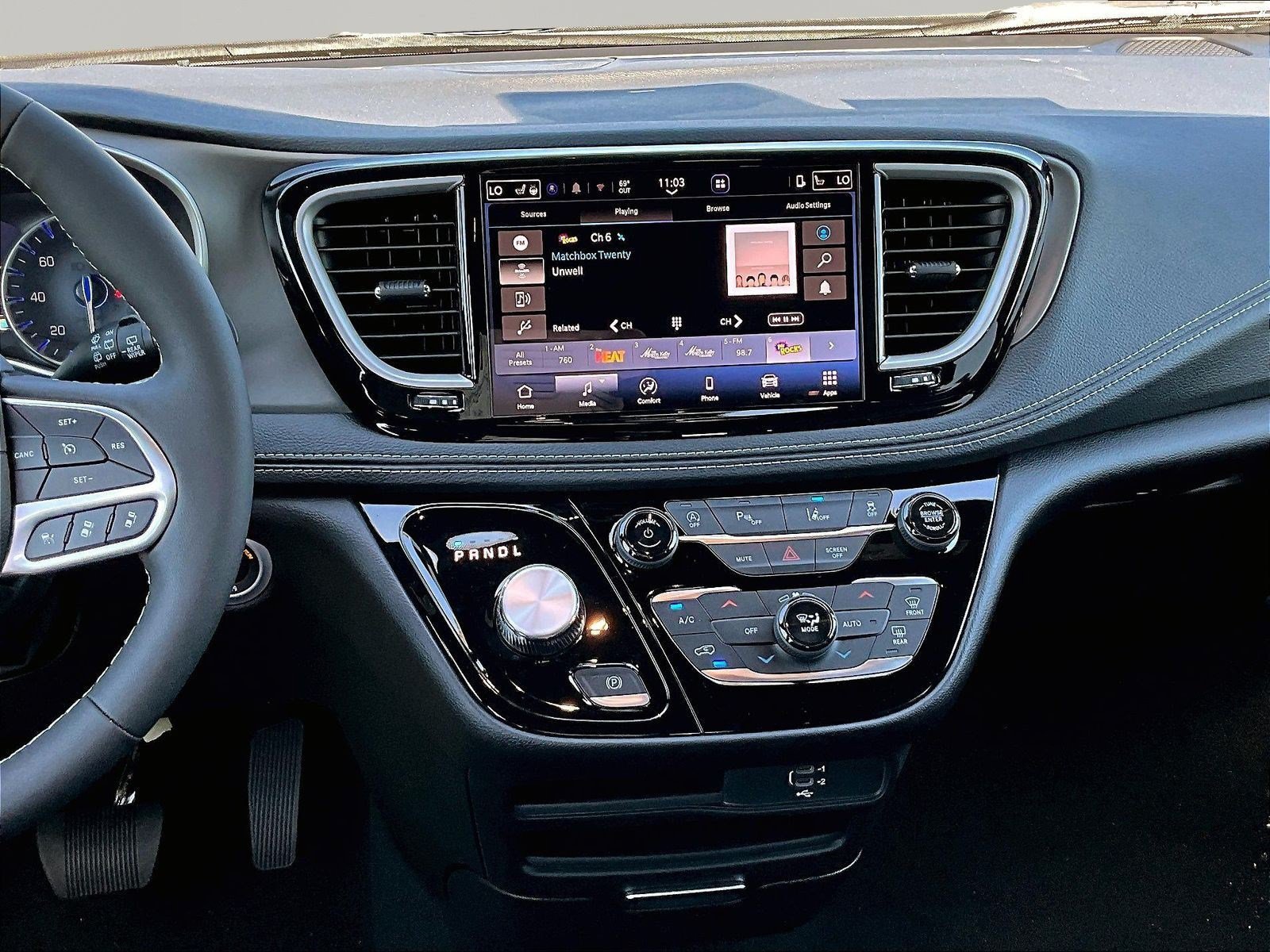 New 2027 Chrysler Pacifica Select AWD/4WD image 11