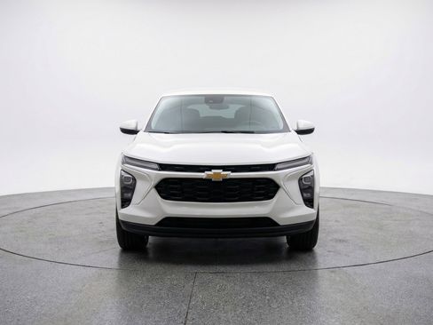 Used 2025 Chevrolet Blazer LT FWD image 2