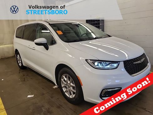 Used 2023 Chrysler Pacifica Touring-L FWD image 1