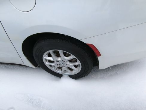 Used 2023 Chrysler Voyager LX image 5