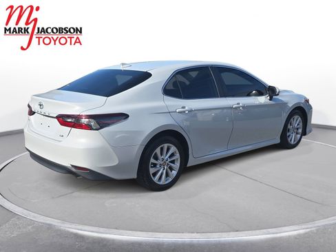 Used 2022 Toyota Camry LE FWD image 5