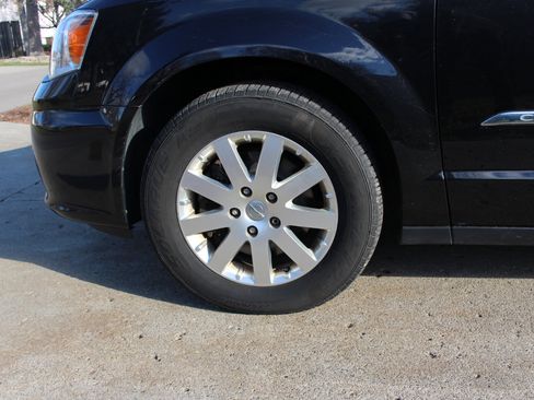 Used 2016 Chrysler Town & Country Touring w/ Driver Convenience Group image 45