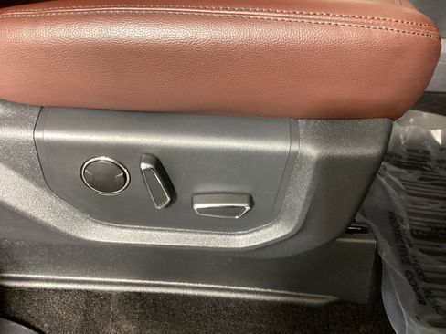 Used 2022 Ford Expedition Max Limited image 9