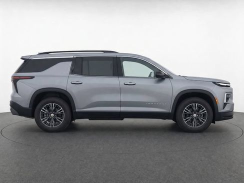 Used 2025 Chevrolet Traverse LT FWD image 8