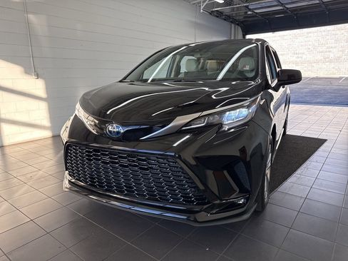 Certified 2023 Toyota Sienna XSE image 3