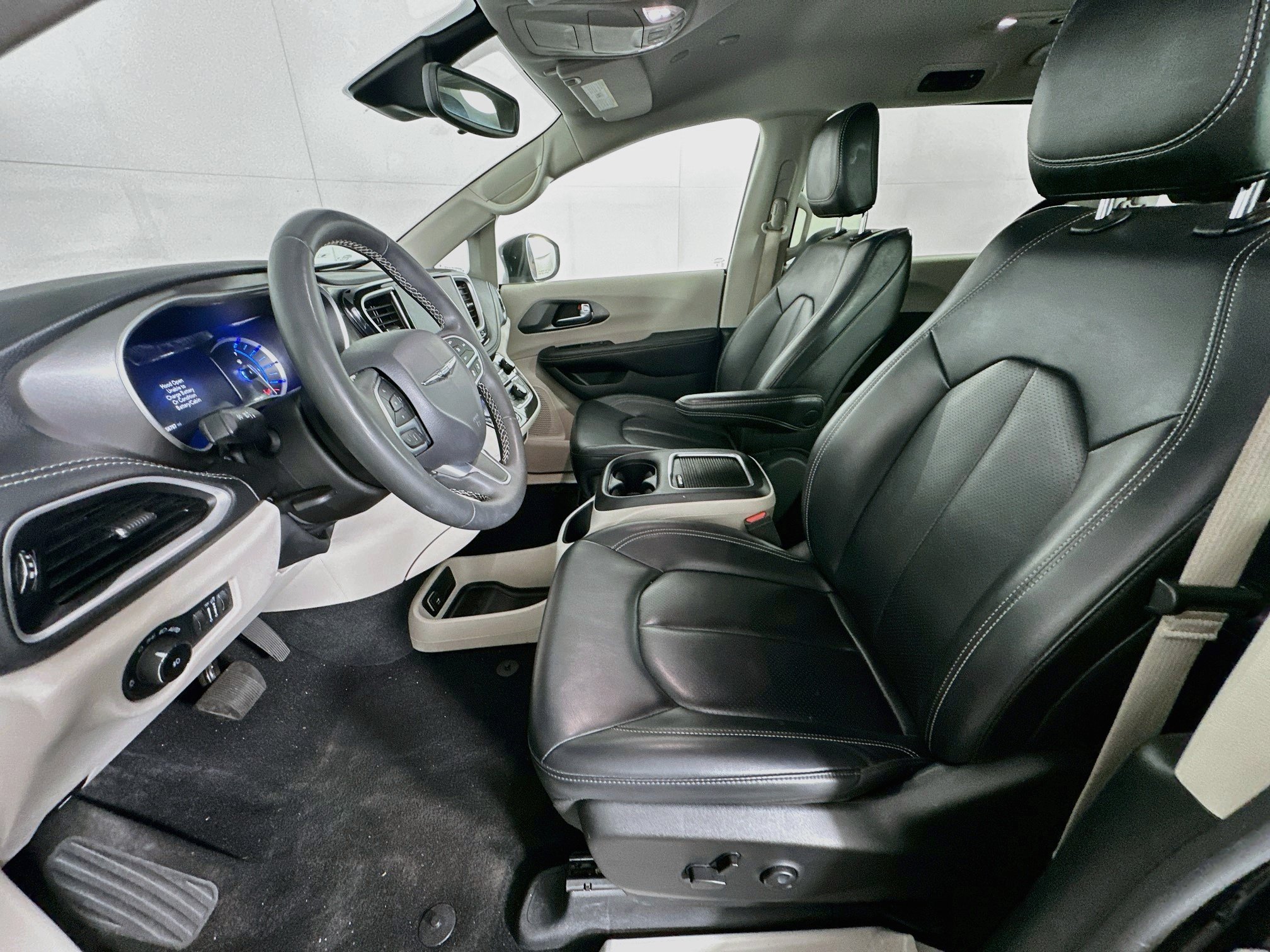 Used 2023 Chrysler Pacifica Touring-L FWD image 13