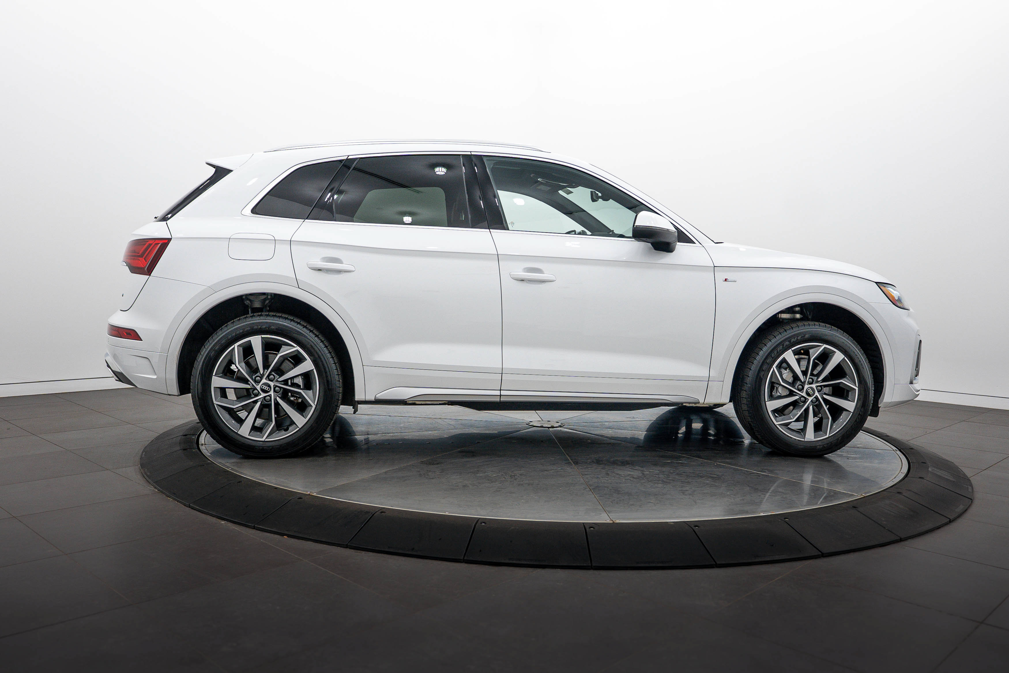 Certified 2024 Audi Q5 2.0T Premium Plus AWD/4WD image 3