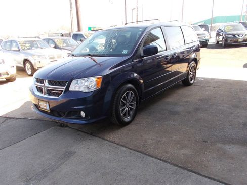 Used 2017 Dodge Grand Caravan SXT image 6