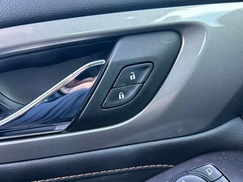 Used 2020 Chevrolet Traverse LT FWD image 16