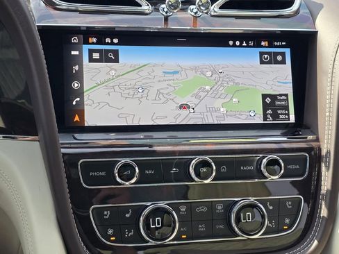 Used 2022 Bentley Bentayga AWD/4WD image 28