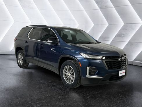 Used 2022 Chevrolet Traverse LT FWD image 1