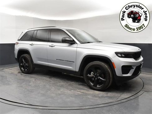 Used 2023 Jeep Grand Cherokee Altitude image 1