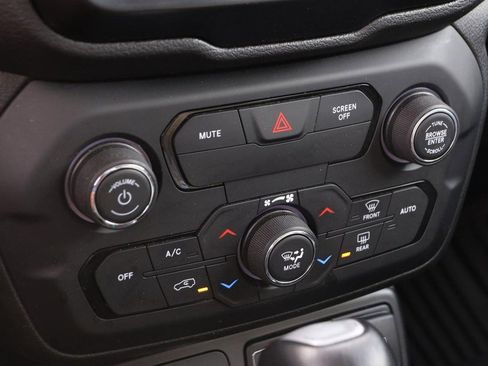 Used 2018 Jeep Renegade Limited image 17