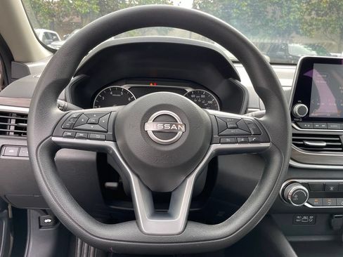 Used 2025 Nissan Altima 2.5 SV FWD image 14