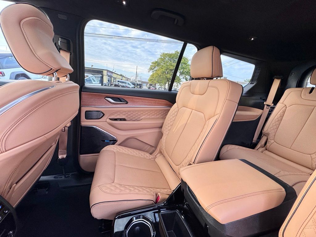 Used 2023 Jeep Grand Cherokee L Summit AWD/4WD image 17