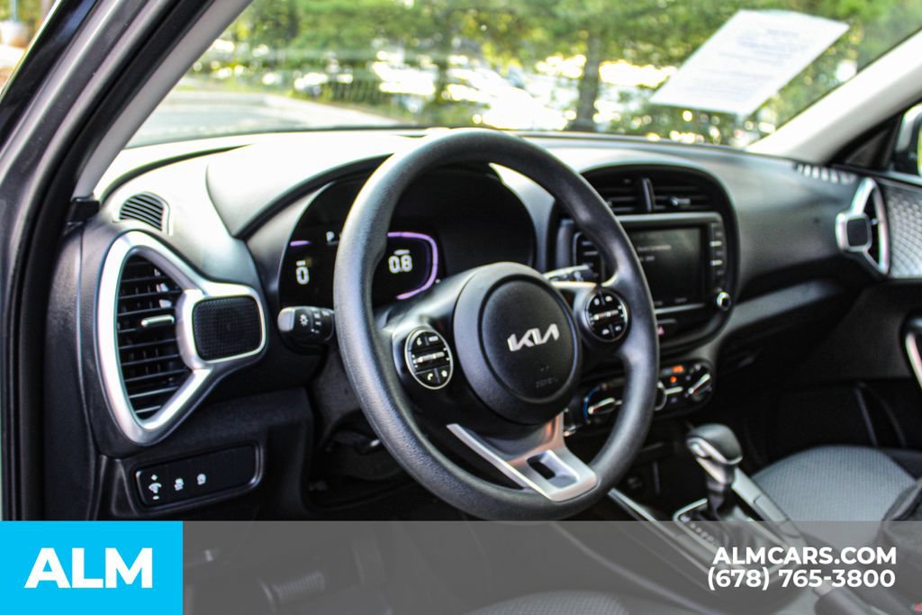 Used 2025 Kia Soul LX w/ LX Technology Package FWD image 30