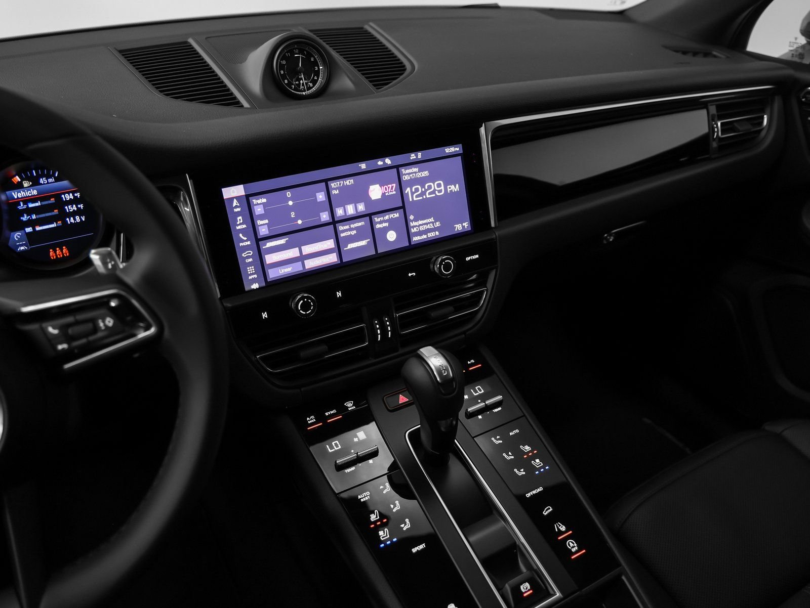 Certified 2025 Porsche Macan AWD/4WD image 31